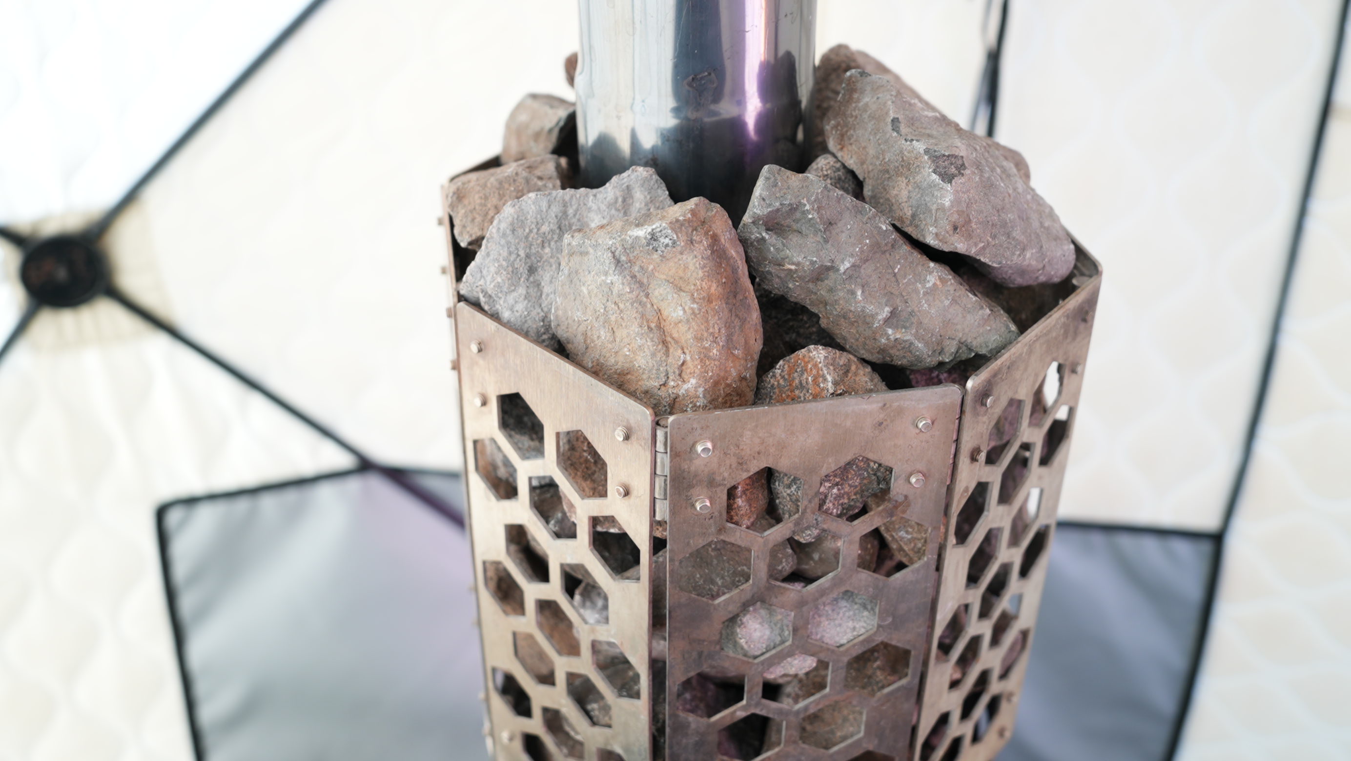 テントサウナストーブ上部のサウナストーンの様子