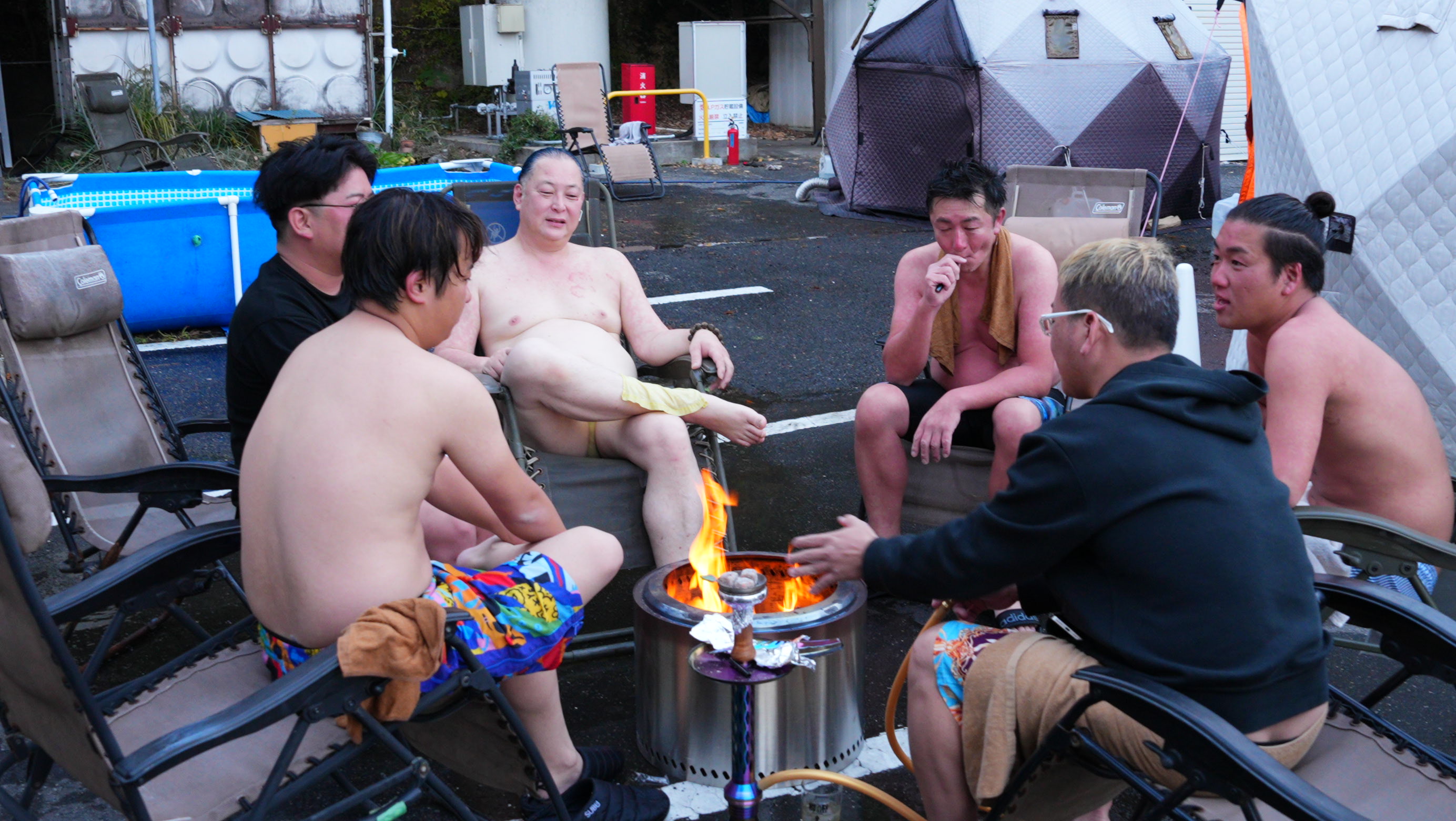 焚き火を囲んで談笑する参加者たちによる外気浴の様子