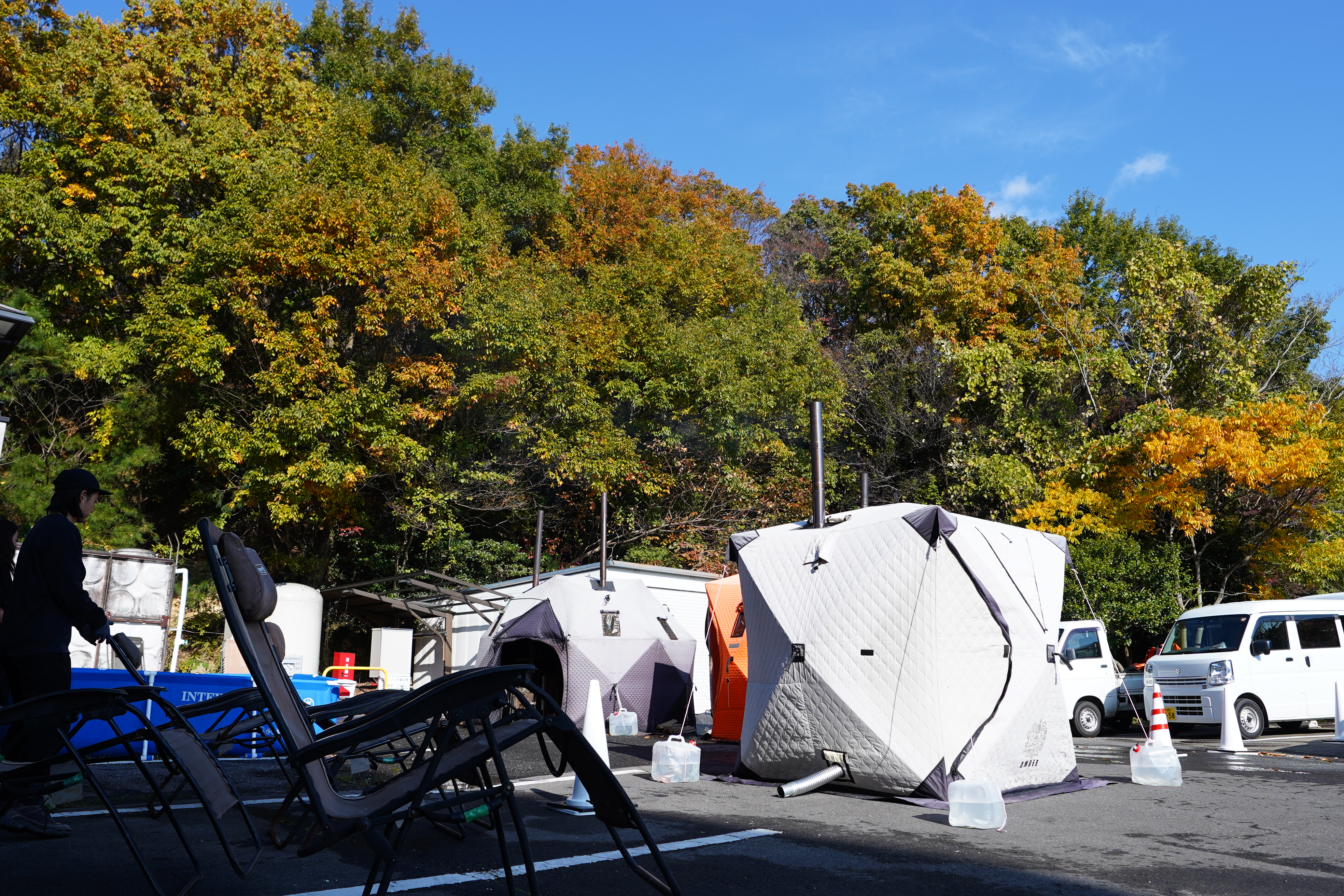 イベントエリア全体像。複数のテントサウナと外気浴エリアが写っている。