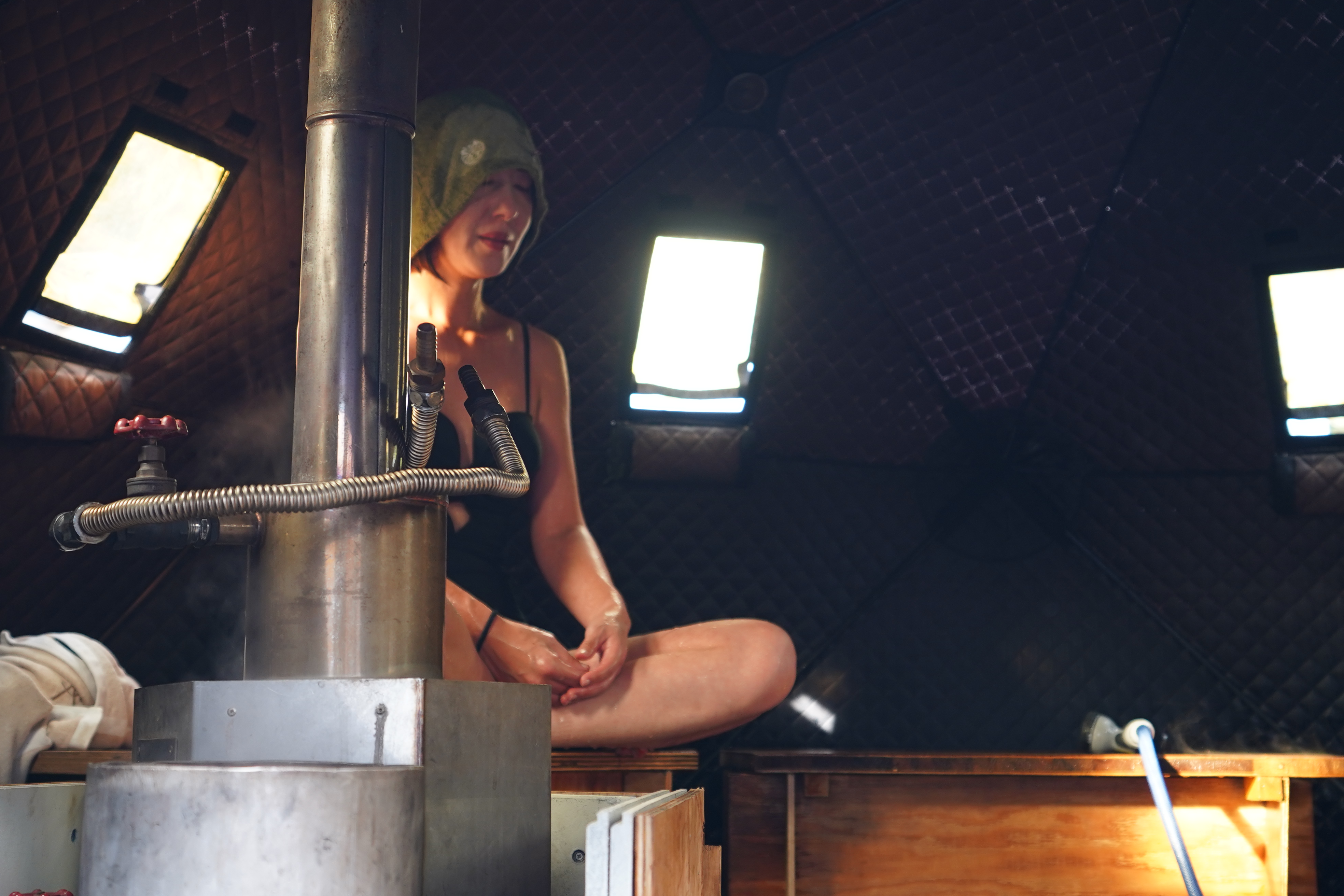 4名用ウェッティーサウナ内のストーブと女性参加者