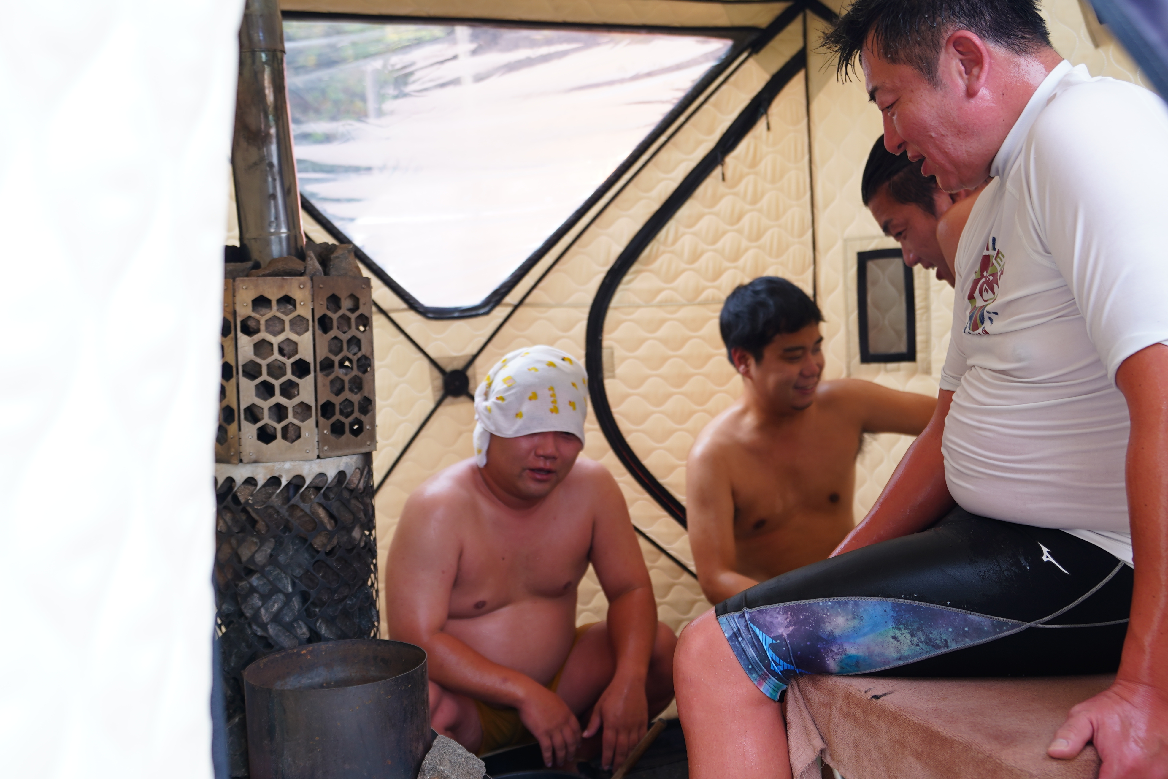 4名用ウェッティーサウナの中でくつろぐ参加者の様子