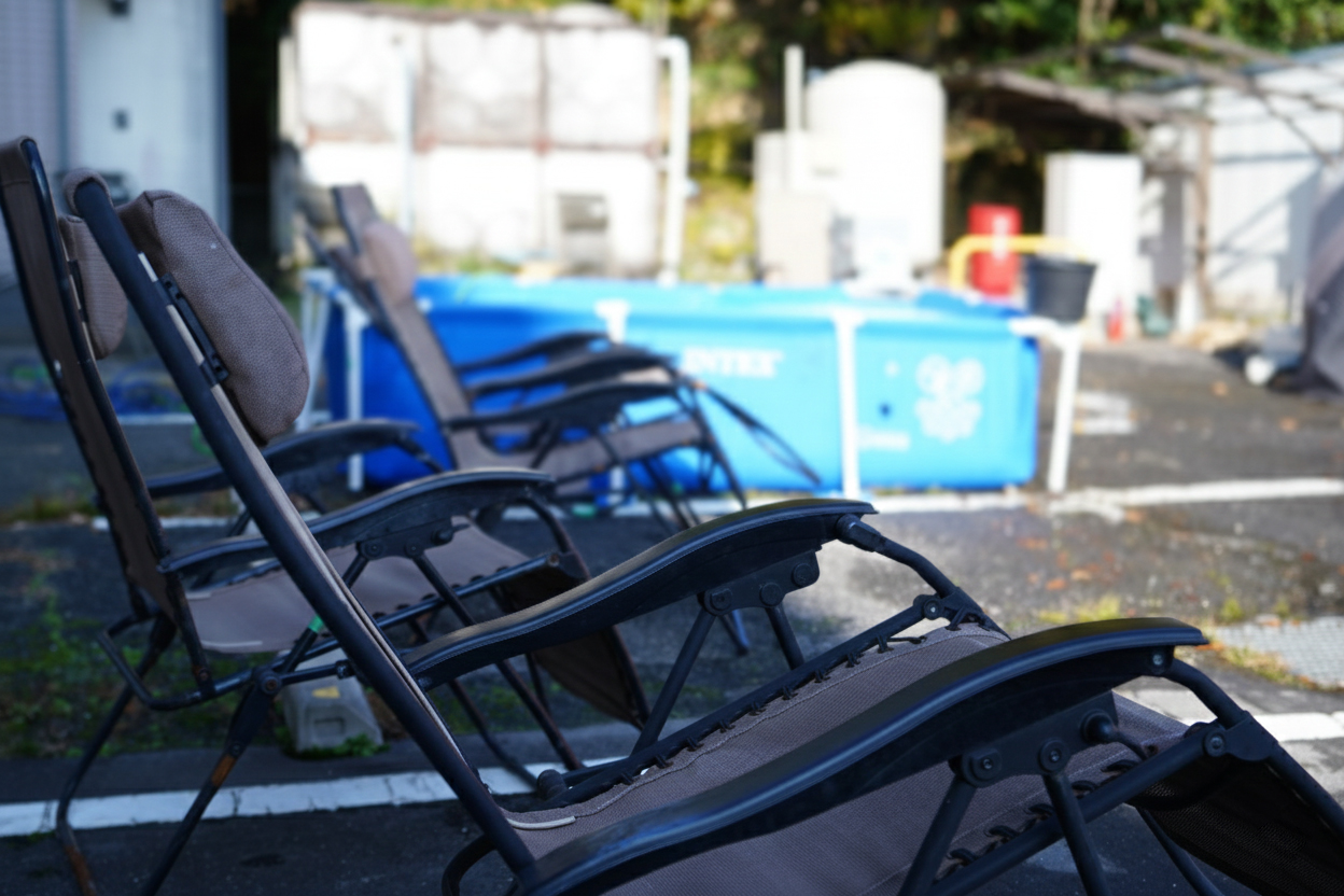 外気浴エリアのリクライニングチェアと水風呂